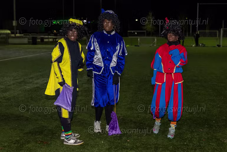 2025 11 25 GVV63 jeugd tr met Pieten